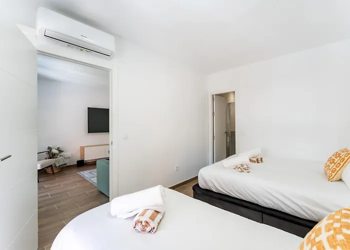 2-bed In Heart Of Boliches Pass The Keys Фуенхірола