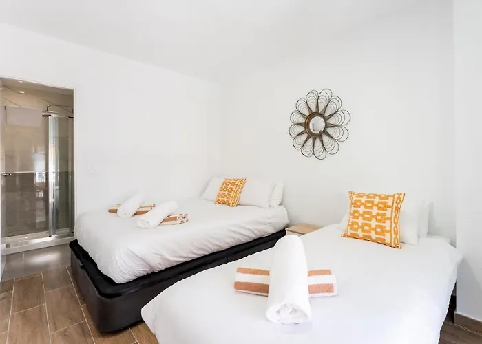 2-bed In Heart Of Boliches Pass The Keys Фуенхірола